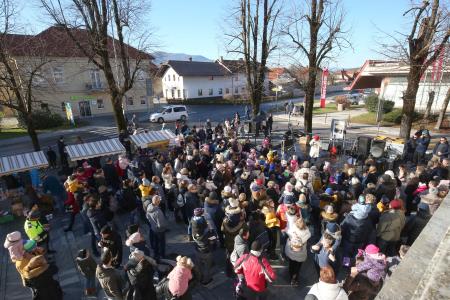 TRIJE DOBRI MOŽJE, ROMANA KRAJNČAN IN JELENI PRIREDITEV PRED KULTURNIM DOMOM 23 FOTO LJUBO VUKELIČ